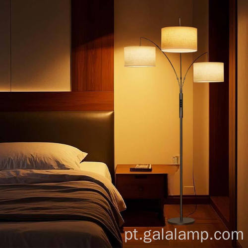 Candeeiro de pé LED moderno de três cabeças para salas de estar acolhedoras